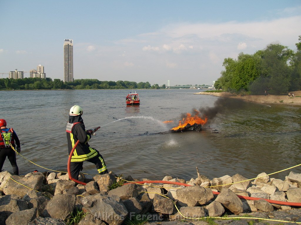 Kleine Yacht abgebrannt Koeln Hoehe Zoobruecke Rheinpark P151.JPG